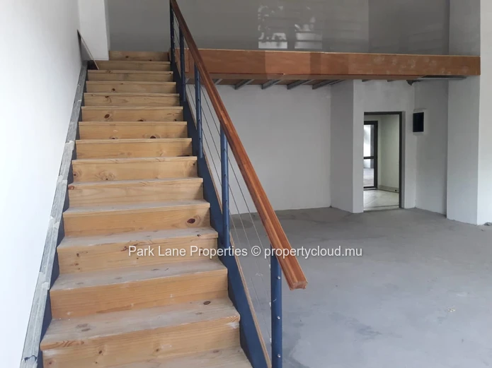 Bureau à Floréal avec rez-de-chaussée et mezzanine