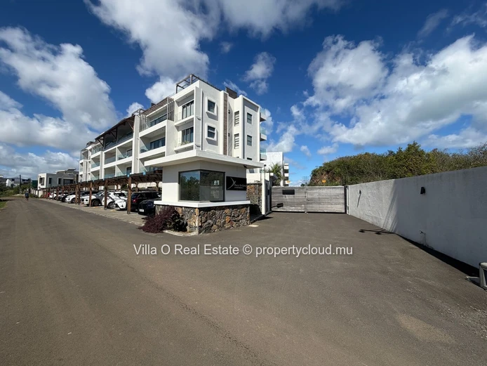 Close to the beach and amenities, beautiful spacious and bright apartment, on the first floor; 3 bedrooms, including ...