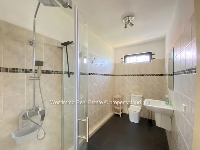 Appartement meublé de 3 chambres avec terrasse à louer à Grand Gaube, île Maurice