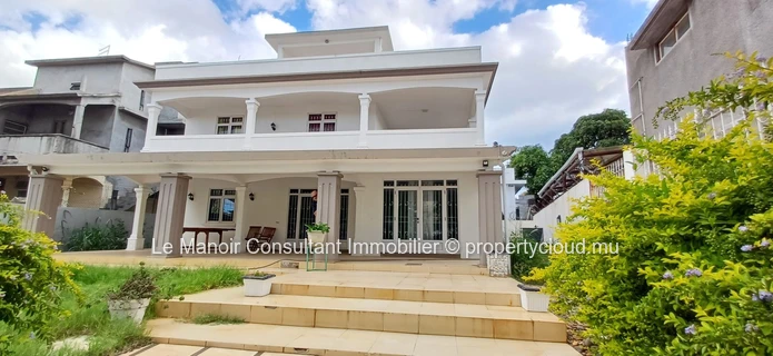 Villa for sale with private swimming pool not far from London supermarket, close to all amenities. 