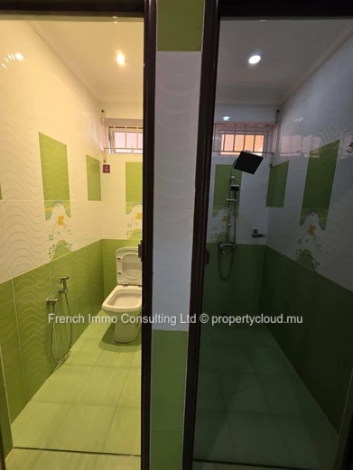 Villa de 5 chambres et bureau avec jardin et piscine a pereybere
