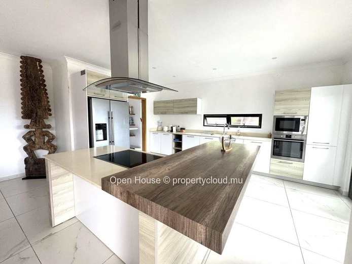VILLA RES à vendre, Grand Baie, 350m², 4 chambres, bureau, piscine privée, 900m² de terrain, accessible aux étrangers...