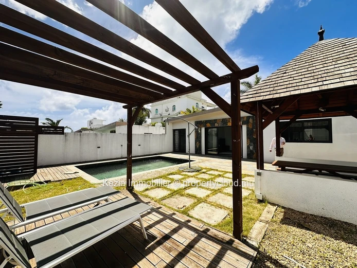 Bungalow With Pool And Garden