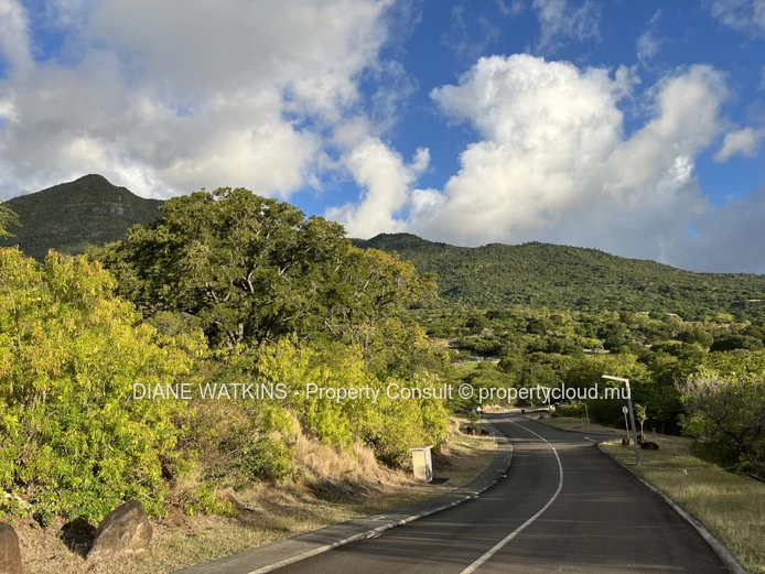 Terrain d’exception à vendre à Petite Rivière Noire – 2 157 m² dans un domaine sécurisé exclusif