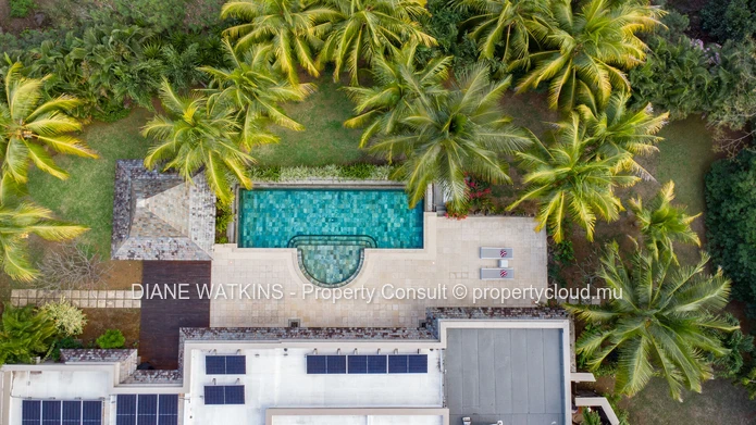 Élégante villa IRS de 4 chambres entourée de luxuriants jardins tropicaux à vendre à Rivière Noire