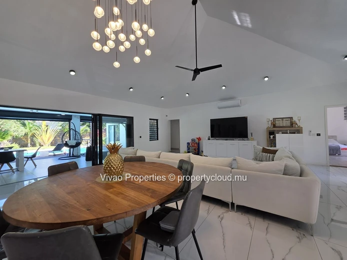 Maison à vendre à Tamarin, 390m², terrain de 1.483m², 4 chambres en suite, piscine privée, vue montagne, proche commo...