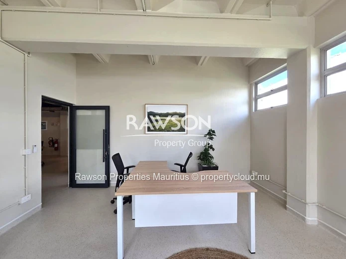 Bureau De 17,6 M² | Location Tout Compris | Mobilier | Nombreuses Installations Et Services | Solitude