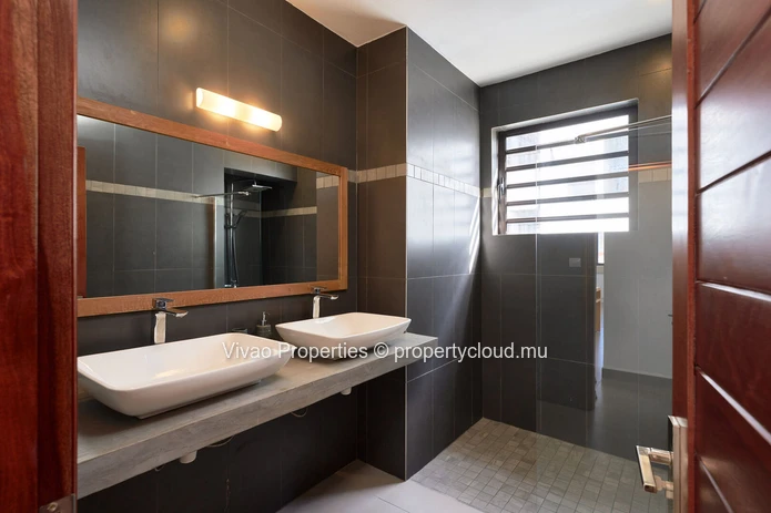Appartement sous le G+2 scheme à vendre à Péreybère, Rivière du Rempart, 120m², 2 chambres, parking, balcon, meublé, ...