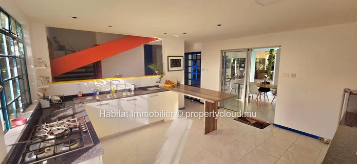 Discover this spacious furnished and equipped house of 350 m², on a plot of 233 toises (20 perches), just a few minut...