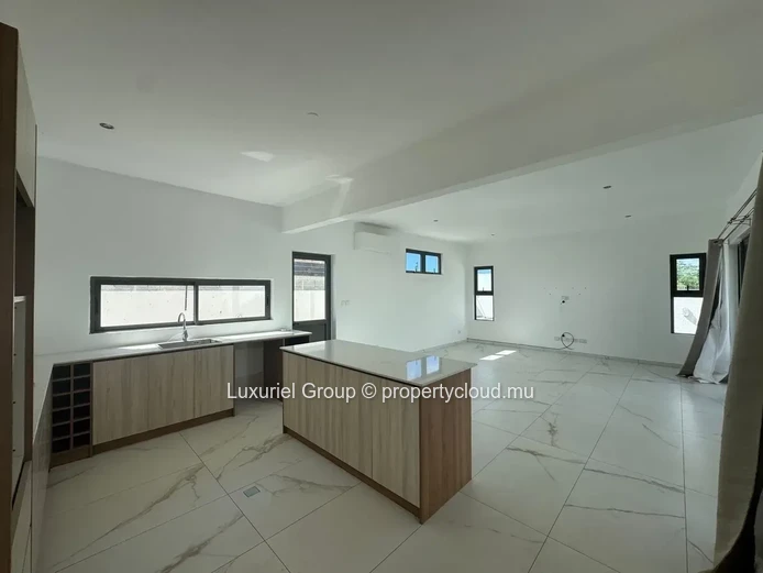 New Build Villa in Péreybère with En-Suite Bedrooms 