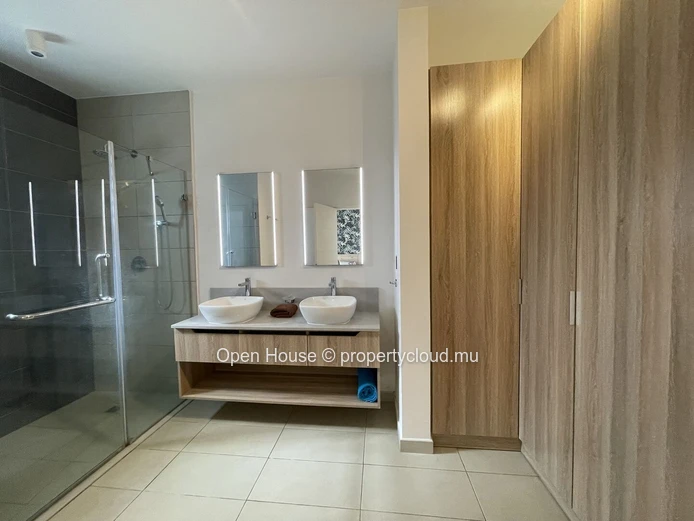 Villa contemporaine à louer, 4 chambres, piscine, accès golf.