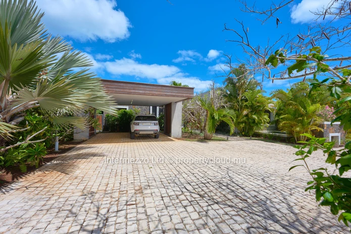 Villa 3 chambres 346 m² sur 1 748 m² à vendre – Balaclava