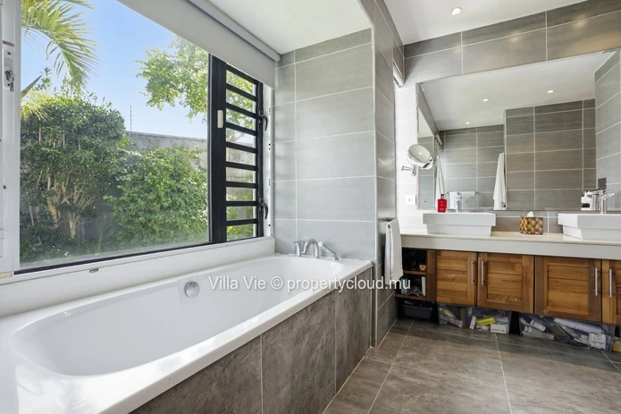 Calodyne - Elegant 4 en-suite bedroom home with swimming pool and garden