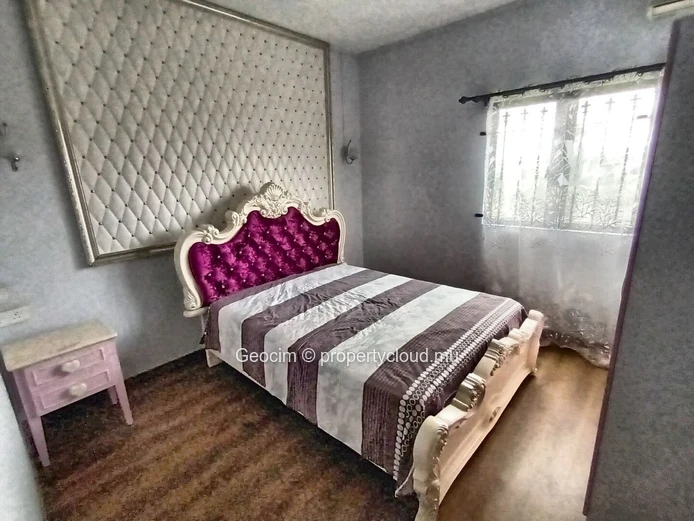 Ebène maison meublée de 4 càc 3 sdb bureau sur 134 toises terrain clos. Disponible. (Mandat exclusif)