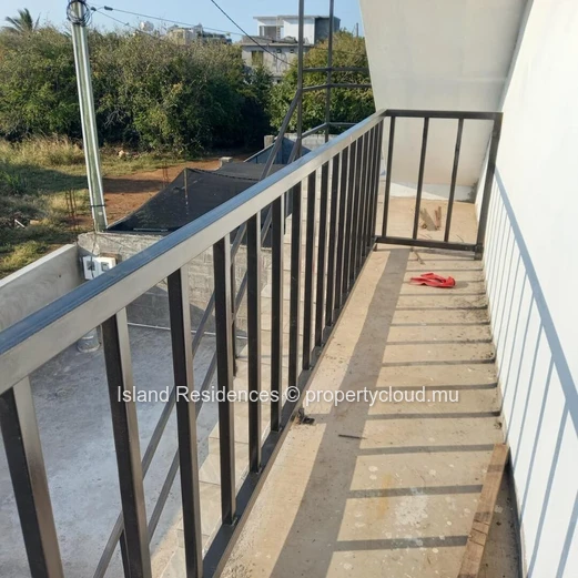 1st floor apartment with 2 AC bedrooms, terrace and parking space