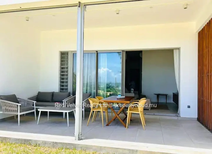 Appartement en bord de mer à louer à Grand Gaube | 3 chambres avec salles de bain attenantes | Terrasse et jardin