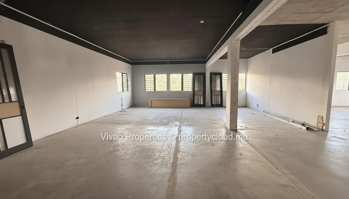 Showroom et espace de bureaux commerciaux de 210 m² à louer à Calebasses – 140 000 Rs/mois Idéalement situé à Calebas...
