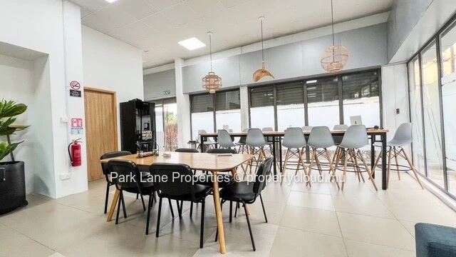 High exposure commercial building in the heart of Quatre Bornes – Exceptional visibility 