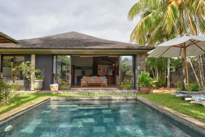Bright 3-bed Balinese villa at Pointe d'Esny