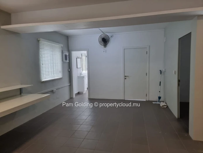 Fully fitted office for rent in Tamarin