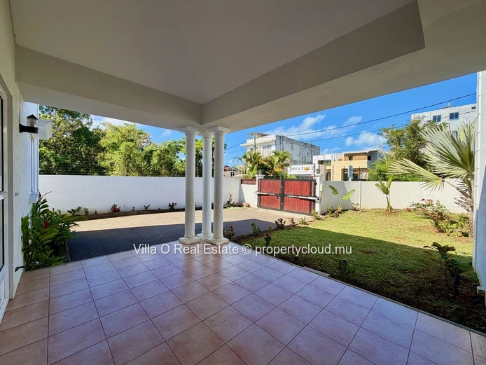 Close to Intermart Calodyne and the beaches, welcomed at the parking area by a lovely landscaped garden, bright furni...