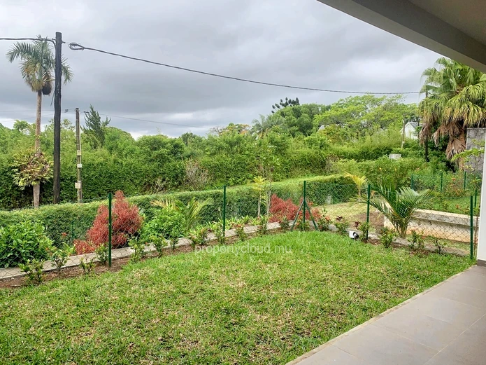 Floréal à vendre magnifique et récent maison duplex 3 chambres situé dans une luxueuse résidence sécurisée au calme.