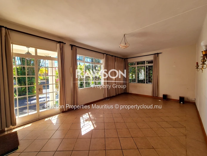 Prime Single-Storey Property for Sale in Floréal – Ideal for Residential or Professional Use