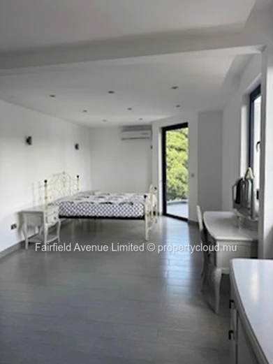 Stunning 4-Bedroom House in Roches Noires with Spacious Garden and Close to Amenities - Don't Miss Out!