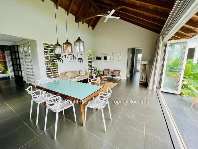 villa de style balinais nichée près de la magnifique plage d’Albion