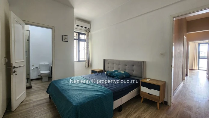 Appartement contemporain de 3 chambres à Rose Hill, climatisation, ascenseur privé et à proximité des commodités. Un ...