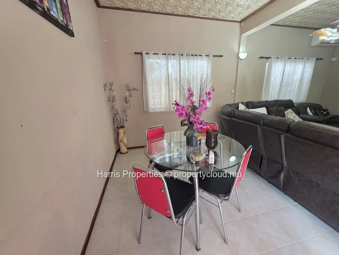 Nice ground floor apartment for rent in Bain Bœuf 