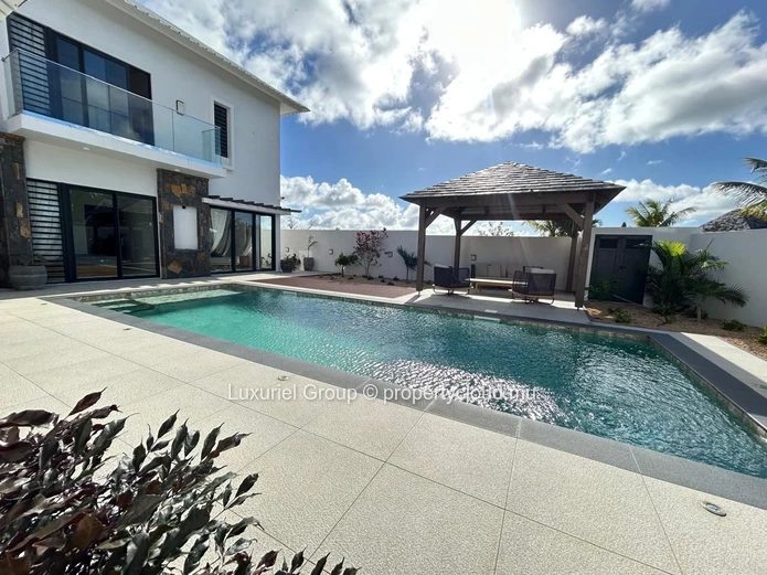 Villa contemporaine avec piscine à louer à Péreybère