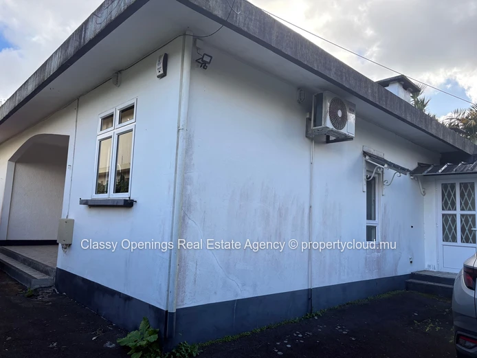 Charming 5-Bed Villa with Fireplace & Garage in Curepipe