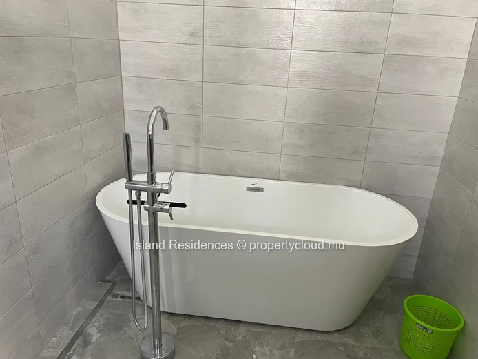 Pereybere - Maison moderne sur un terrain de 800 metrès carrés avec piscine dans un quartier paisible