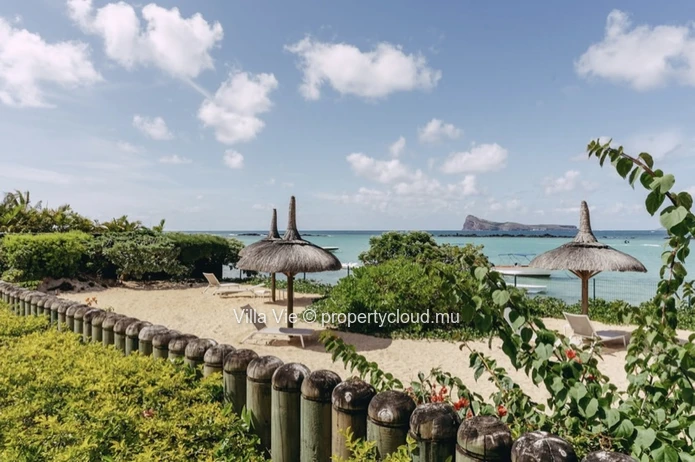 Cap Malheureux - Superb contemporary 3 bedroom villa on the beachfront