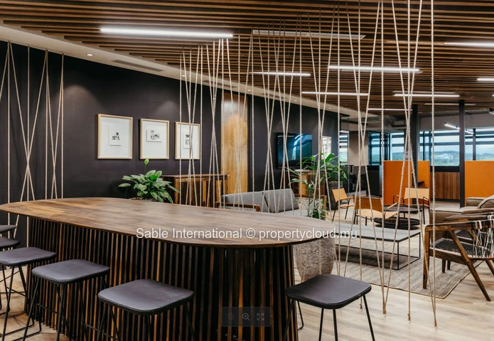 Bureau à vendre à Grand Baie, 1400m², 2 bureaux, parking sécurisé, proche commodités.