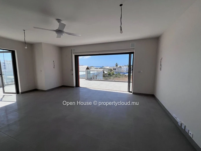 Luxurious penthouse with 3 bedrooms including a master suite, 2 bathrooms, and a swimming pool, located just 300 mete... (Sole Mandate)