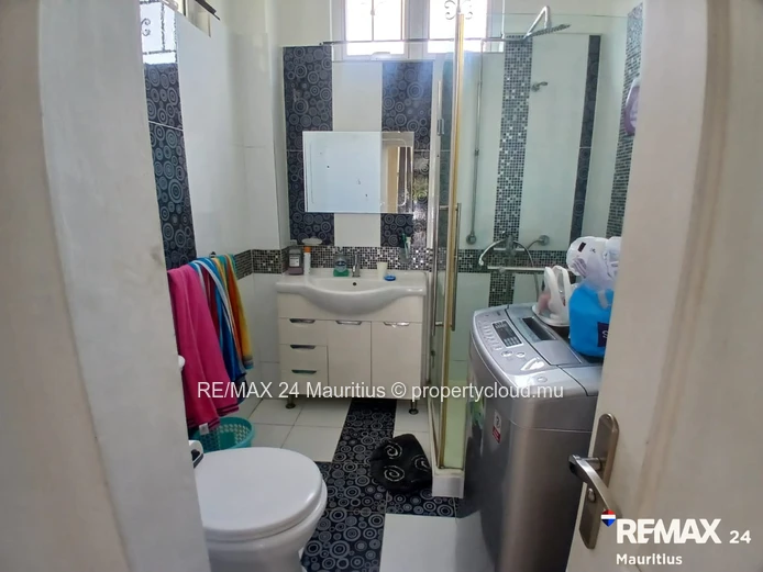 Spacious 5-Bedroom Family Home with Stunning Mountain Views