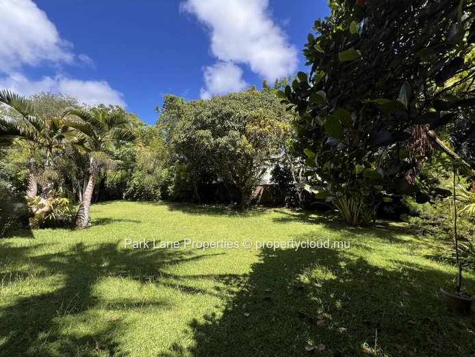 Elegant 5-bedroom home with stunning views in Floreal