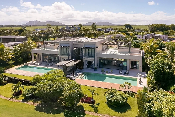 Une Villa Luxueuse avec Vue sur le Golf, Piscine Privée et Terrasse sur le Toit