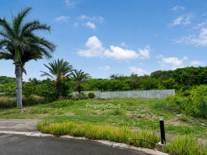 À Vendre - Portion De Terrain - Résidence Clôturée - Bambous