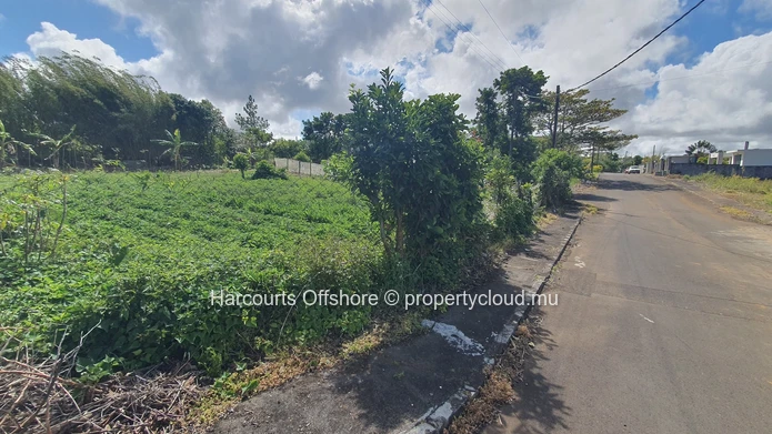 Sunny 533 sqm Plot in Highlands - Quiet Street, Near Shops