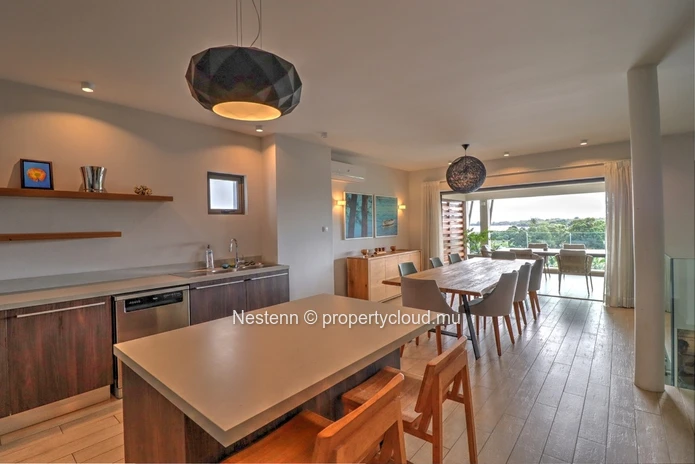4-bed penthouse with sea view in a sought-after region. 