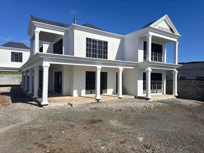 Maison neuve inachevée à vendre dans la région de Roche Terre.