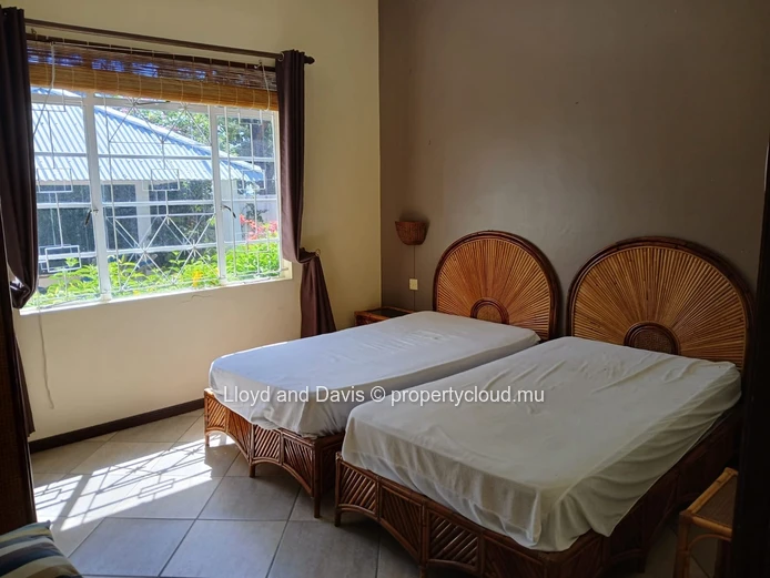 Charming Villa with Independent Cottage Near the Sea