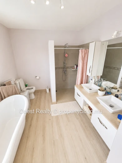 Villa 3 Chambres avec Piscine Privée & Jardin – Albion