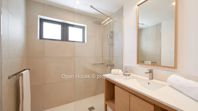 FOR SALE - Apartment R+2 - Pointe aux Canonniers - 3 bedrooms, communal pool, close to the beach - accessible to fore...