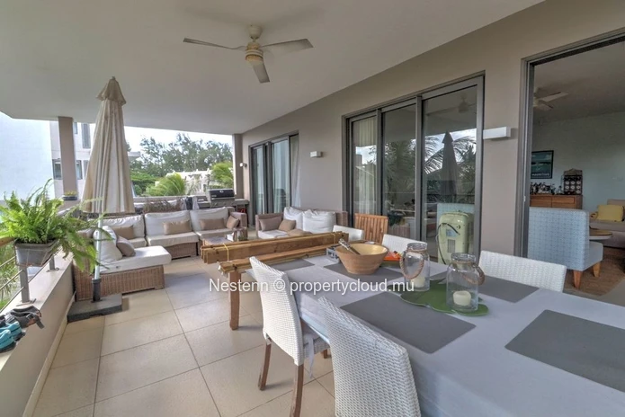 Modern and well-designed 3-bedroom penthouse a few minutes walk from the beach