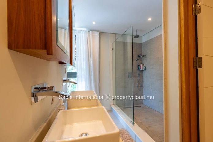 Penthouse PDS à vendre à Tamarin, Rivière Noire. Terrain de 210m², 3 chambres, piscine privée, vue rivière et montagne.