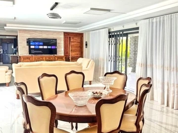 6 Bedroom Villa